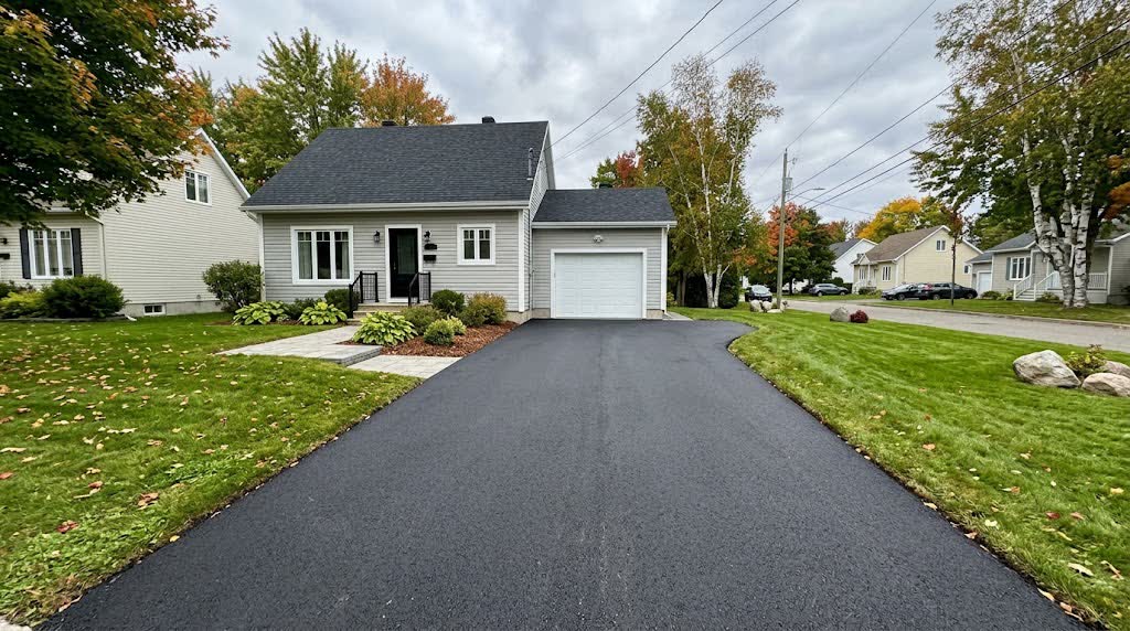 Allée résidentielle asphaltée neuve après les travaux