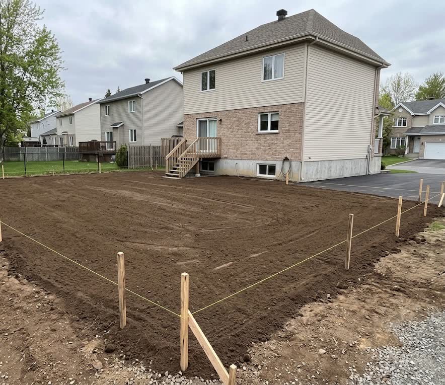 Terrain nivelé et préparé après le terrassement
